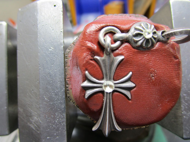 ダイヤと同じ直径のドリルで石合わせをします