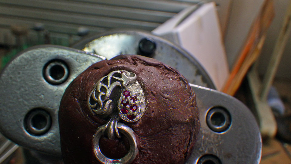 ルビーを彫り留めしていきます